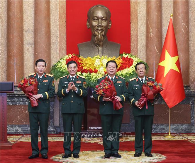 Đại tướng Phan Văn Giang, Uỷ viên Bộ Chính trị, Phó Bí thư Quân uỷ Trung ương, Bộ trưởng Bộ Quốc phòng tặng hoa chúc mừng các đồng chí Nguyễn Trọng Nghĩa, Nguyễn Văn Gấu và Lê Đức Thái. Ảnh: Lâm Khánh - TTXVN