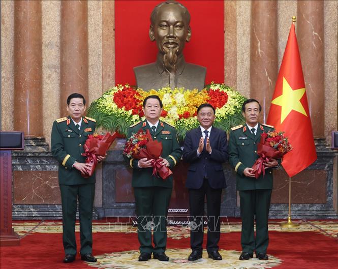 Uỷ viên Bộ Chính trị, Thường trực Ban Bí thư Trần Cầm Tú tặng hoa chúc mừng các đồng chí Nguyễn Trọng Nghĩa, Nguyễn Văn Gấu và Lê Đức Thái. Ảnh: Lâm Khánh - TTXVN