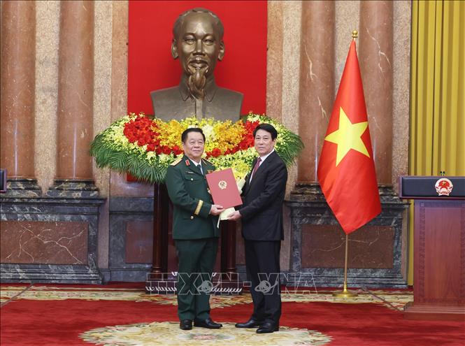 Chủ tịch nước Lương Cường trao Quyết định bổ nhiệm đồng chí Nguyễn Trọng Nghĩa giữ chức Chủ nhiệm Tổng cục Chính trị Quân đội nhân dân Việt Nam, đồng thời thăng quân hàm từ Thượng tướng lên Đại tướng. Ảnh: Lâm Khánh - TTXVN