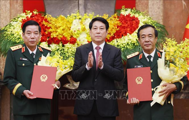 Chủ tịch nước Lương Cường trao Quyết định thăng quân hàm từ Trung tướng lên Thượng tướng đối với hai đồng chí Uỷ viên Trung ương Đảng, Thứ trưởng Bộ Quốc phòng là Nguyễn Văn Gấu và Lê Đức Thái. Ảnh: Lâm Khánh - TTXVN