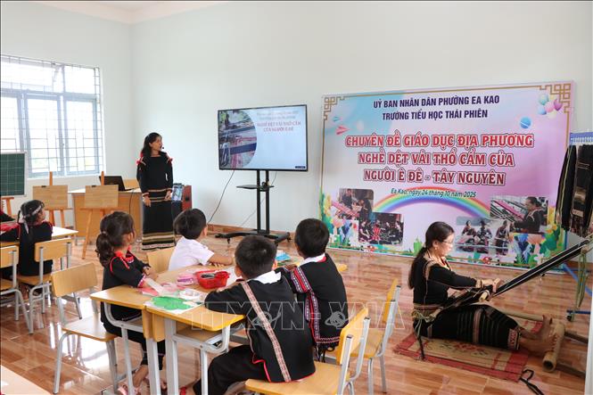 Trường Tiểu học Thái Phiên (phường Ea Kao, tỉnh Đắk Lắk) tổ chức chuyên đề “Nghề dệt vải thổ cẩm của người Ê Đê - Tây Nguyên” cho học sinh. Ảnh: Nguyên Dung - TTXVN