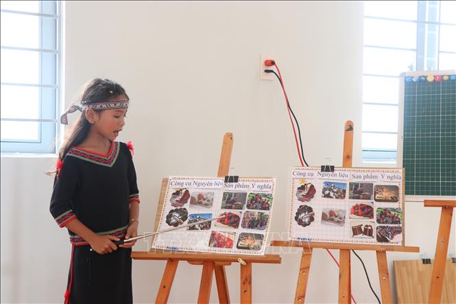 Học sinh thực hiện thuyết trình về sản phẩm thổ cẩm. Ảnh: Nguyên Dung – TTXVN