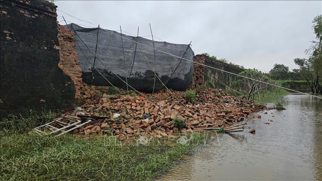 Hiện trường đoạn tường Hoàng thành bị sập đổ do đợt mưa lũ ngày 2-3/11. Ảnh: Mai Trang- TTXVN 