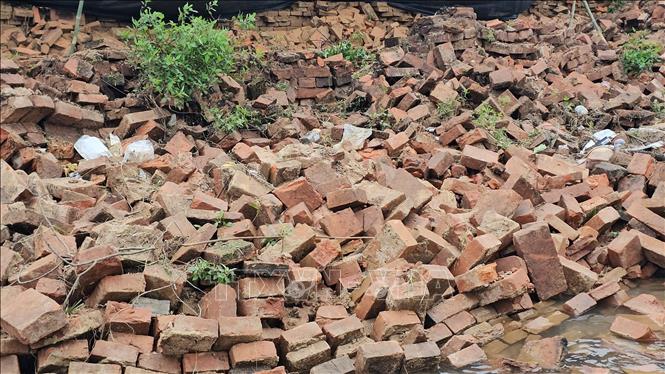 Lượng lớn gạch tường Hoàng thành nằm ngổn ngang sau khi bị sập. Ảnh: Mai Trang- TTXVN 
