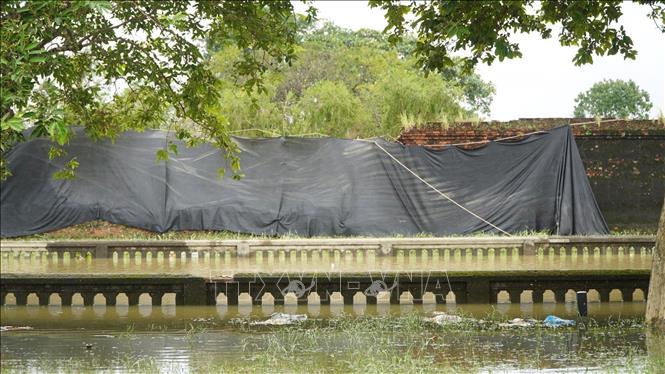 Trung tâm Bảo tồn Di tích Cố đô Huế đã rào chắn, bao che khu vực tường Hoàng thành bị sập đổ để đảm bảo an toàn. Ảnh: Mai Trang- TTXVN 