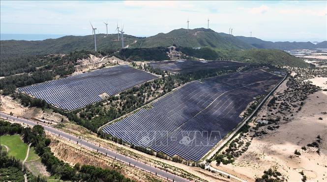 Nhà máy điện mặt trời và điện gió Fujiwara Bình Định có tổng mức đầu tư 63,69 triệu USD, 100% vốn FDI của Nhật Bản, tổng công suất 100MW, trong Khu kinh tế Nhơn Hội, tỉnh Gia Lai. Ảnh: Vũ Sinh - TTXVN