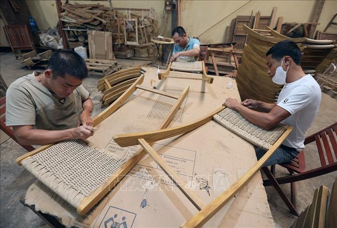 Sản xuất đồ gỗ ngoại thất xuất khẩu sang thị trường châu Âu ở nhà máy của Công ty TNHH Hồng Ngọc, Khu công nghiệp Phú Tài, phường Quy Nhơn Bắc, tỉnh Gia Lai. Ảnh: Vũ Sinh - TTXVN