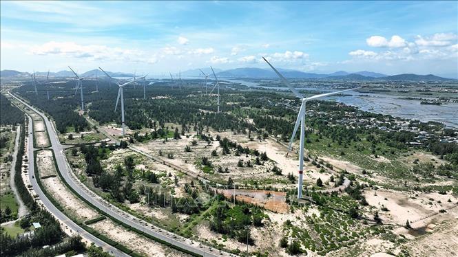 Nhà máy điện gió Phương Mai gồm 11 tổ máy, tổng công suất 26,4 MW, tổng mức đầu tư 1.076 tỷ đồng, trong Khu kinh tế Nhơn Hội, tỉnh Gia Lai. Ảnh: Vũ Sinh - TTXVN