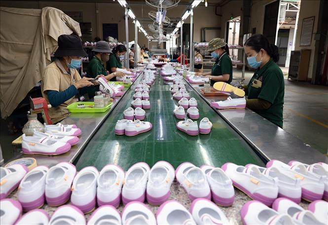Hoàn thiện sản phẩm giầy học sinh xuất khẩu ở nhà máy của Công ty CP giầy Bình Định, Khu công nghiệp Phú Tài, phường Quy Nhơn Bắc, tỉnh Gia Lai. Ảnh: Vũ Sinh - TTXVN