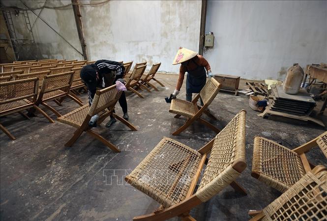 Hoàn thiện sản phẩm đồ gỗ ngoại thất xuất khẩu sang thị trường châu Âu ở nhà máy của Công ty TNHH Hồng Ngọc, Khu công nghiệp Phú Tài, phường Quy Nhơn Bắc, tỉnh Gia Lai. Ảnh: Vũ Sinh - TTXVN