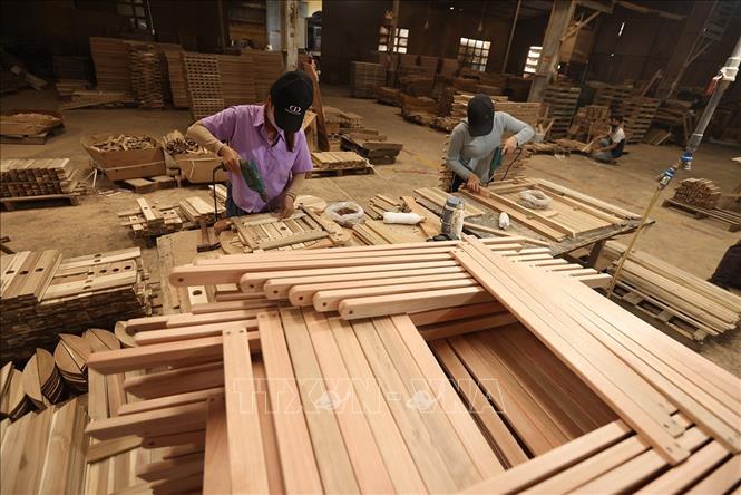 Sản xuất đồ gỗ ngoại thất xuất khẩu sang thị trường châu Âu ở nhà máy của Công ty TNHH Hồng Ngọc, Khu công nghiệp Phú Tài, phường Quy Nhơn Bắc, tỉnh Gia Lai. Ảnh: Vũ Sinh - TTXVN