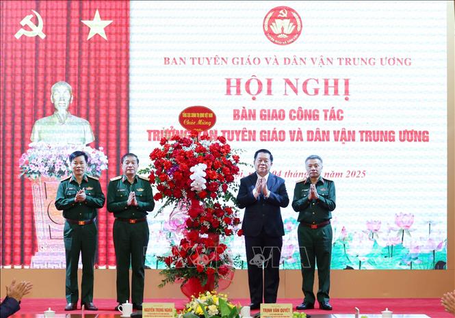 Lãnh đạo Tổng cục Chính trị Quân đội nhân dân Việt Nam tặng hoa chúc mừng Đại tướng, Nguyễn Trọng Nghĩa, Uỷ viên Bộ Chính trị, Bí thư Trung ương Đảng, Chủ nhiệm Tổng cục Chính trị Quân đội nhân dân Việt Nam. Ảnh: Phương Hoa - TTXVN