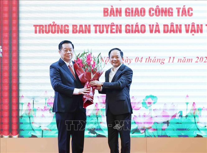 Đồng chí Trịnh Văn Quyết, Bí thư Trung ương Đảng, Trưởng Ban Tuyên giáo và Dân vận Trung ương tặng hoa chúc mừng Đại tướng, Nguyễn Trọng Nghĩa, Uỷ viên Bộ Chính trị, Bí thư Trung ương Đảng, Chủ nhiệm Tổng cục Chính trị Quân đội nhân dân Việt Nam. Ảnh: Phương Hoa - TTXVN