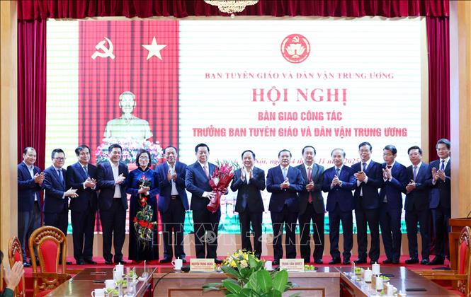 Lãnh đạo Ban Tuyên giáo và Dân vận Trung ương chúc mừng Đại tướng, Nguyễn Trọng Nghĩa, Uỷ viên Bộ Chính trị, Bí thư Trung ương Đảng, Chủ nhiệm Tổng cục Chính trị Quân đội nhân dân Việt Nam. Ảnh: Phương Hoa - TTXVN