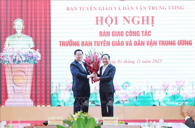 Đại tướng, Nguyễn Trọng Nghĩa, Uỷ viên Bộ Chính trị, Bí thư Trung ương Đảng, Chủ nhiệm Tổng cục Chính trị Quân đội nhân dân Việt Nam tặng hoa chúc mừng đồng chí Trịnh Văn Quyết, Bí thư Trung ương Đảng, Trưởng Ban Tuyên giáo và Dân vận Trung ương. Ảnh: Phương Hoa - TTXVN