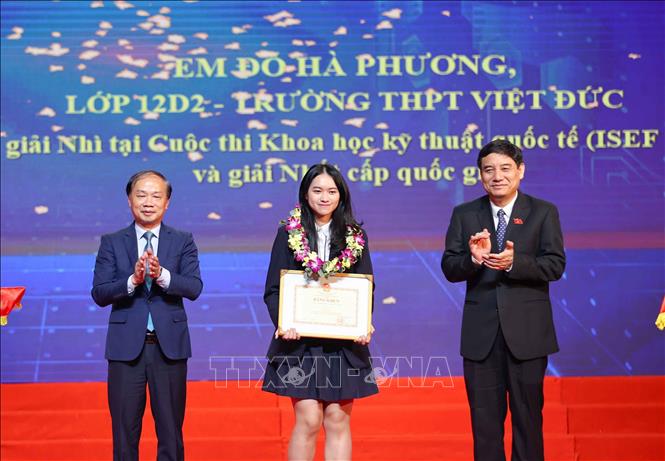 Với sự đầu tư về cơ sở vật chất và đổi mới chương trình đào tạo đã tạo nên bước chuyển về chất lượng giáo dục tổng thể của nhà trường với minh chứng là những giải thưởng danh giá cấp thành phố, quốc gia và quốc tế của học sinh nhà trường. Ảnh: Thanh Tùng - TTXVN 