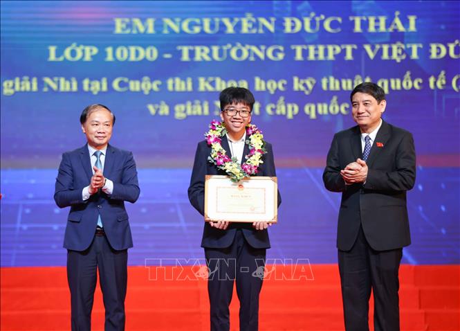 Với sự đầu tư về cơ sở vật chất và đổi mới chương trình đào tạo đã tạo nên bước chuyển về chất lượng giáo dục tổng thể của nhà trường với minh chứng là những giải thưởng danh giá cấp thành phố, quốc gia và quốc tế của học sinh nhà trường. Ảnh: Thanh Tùng - TTXVN 