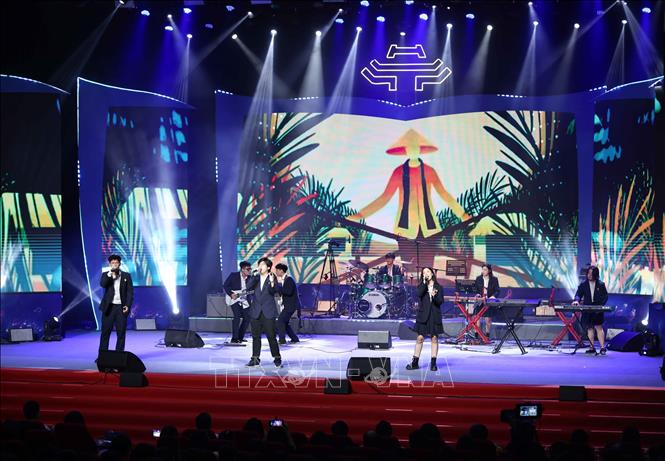 Không chỉ học tốt kiến thức trên ghế nhà trường, học sinh Việt Đức còn tự tin, tỏa sáng trên sân khấu âm nhạc, nghệ thuật. Ảnh: Thanh Tùng - TTXVN