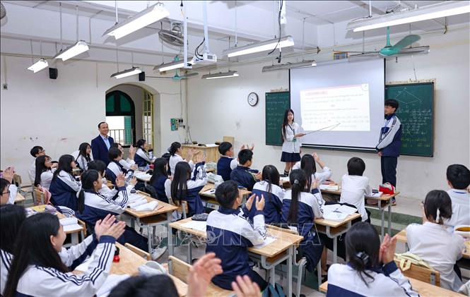 Những ngày này, không khí thi đua học tập sôi nổi hướng tới Lễ kỷ niệm 70 năm trường THPT Việt Đức được lan tỏa trong từng lớp học, mỗi tiết học và đến từng học sinh. Ảnh: Thanh Tùng - TTXVN 