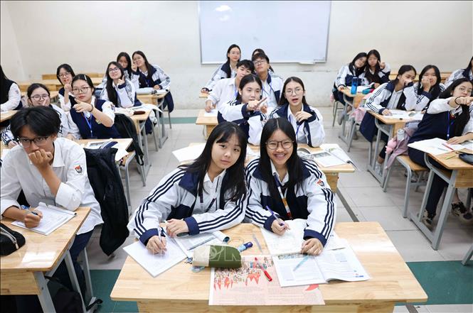 Những ngày này, không khí thi đua học tập sôi nổi hướng tới Lễ kỷ niệm 70 năm trường THPT Việt Đức được lan tỏa trong từng lớp học, mỗi tiết học và đến từng học sinh. Ảnh: Thanh Tùng - TTXVN 