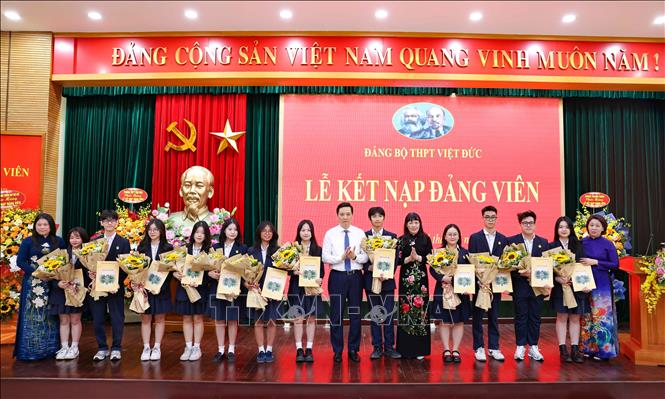 Công tác phát triển Đảng viên trẻ là học sinh tuổi 18 luôn được nhà trường quan tâm, phát hiện, bồi dưỡng kịp thời. Ảnh: Thanh Tùng - TTXVN  