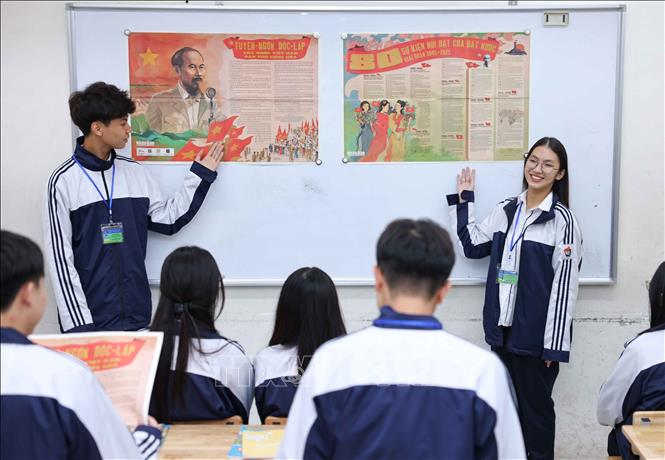 Những ngày này, không khí thi đua học tập sôi nổi hướng tới Lễ kỷ niệm 70 năm trường THPT Việt Đức được lan tỏa trong từng lớp học, mỗi tiết học và đến từng học sinh. Ảnh: Thanh Tùng - TTXVN 