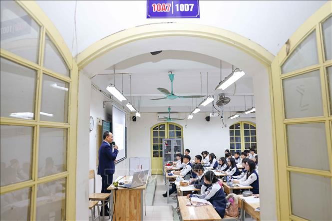 Những ngày này, không khí thi đua học tập sôi nổi hướng tới Lễ kỷ niệm 70 năm trường THPT Việt Đức được lan tỏa trong từng lớp học, mỗi tiết học và đến từng học sinh. Ảnh: Thanh Tùng - TTXVN 