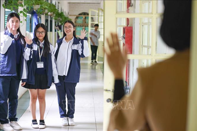 Tôn sư trọng đạo là nét đẹp văn hóa trong mỗi học trò trường THPT Việt Đức. Ảnh: Thanh Tùng - TTXVN 