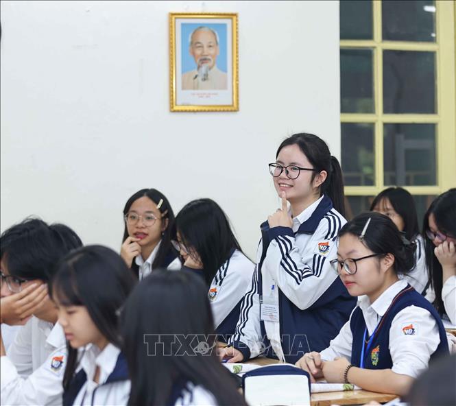Những ngày này, không khí thi đua học tập sôi nổi hướng tới Lễ kỷ niệm 70 năm trường THPT Việt Đức được lan tỏa trong từng lớp học, mỗi tiết học và đến từng học sinh. Ảnh: Thanh Tùng - TTXVN 