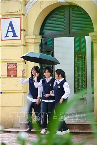 Với học sinh trường trường THPT Việt Đức, mỗi ngày tới trường của các em không chỉ là học hỏi kiến thức mà còn là một ngày vui cùng bạn bè. Ảnh: Thanh Tùng - TTXVN
