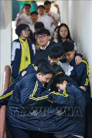 Với học sinh trường trường THPT Việt Đức, mỗi ngày tới trường của các em không chỉ là học hỏi kiến thức mà còn là một ngày vui cùng bạn bè. Ảnh: Thanh Tùng - TTXVN
