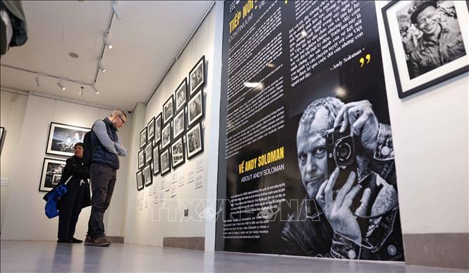 Visitors at the photo exhibition. VNA Photo