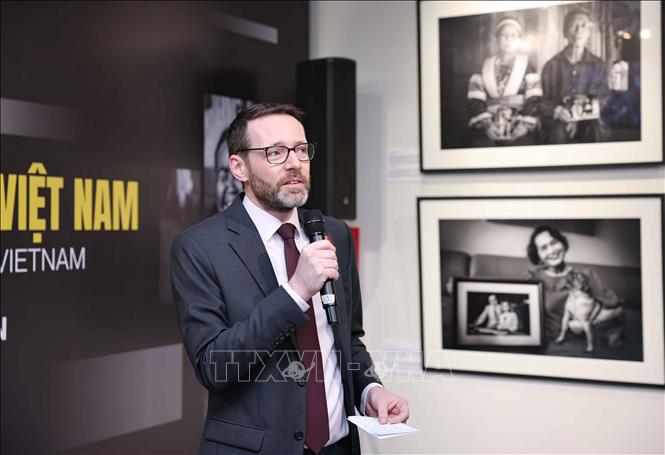 British Ambassador to Vietnam Iain Frew speaks at the photo exhibition's opening ceremony. VNA Photo