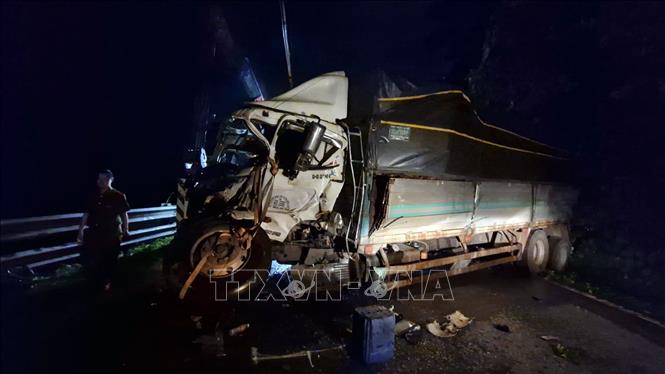 Đầu xe tải biển kiểm soát 49C- 170.25 bị tông biến dạng khiến tài xế Cao Hữu Chiến mắc kẹt trong ca bin. Ảnh: TTXVN phát