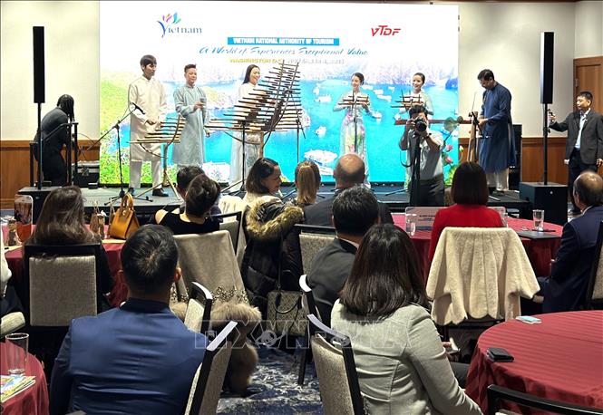 Âm nhạc truyền thống Việt Nam được giới thiệu đến bạn bè Mỹ. Ảnh: Ngọc Quang - PV TTXVN tại Mỹ.