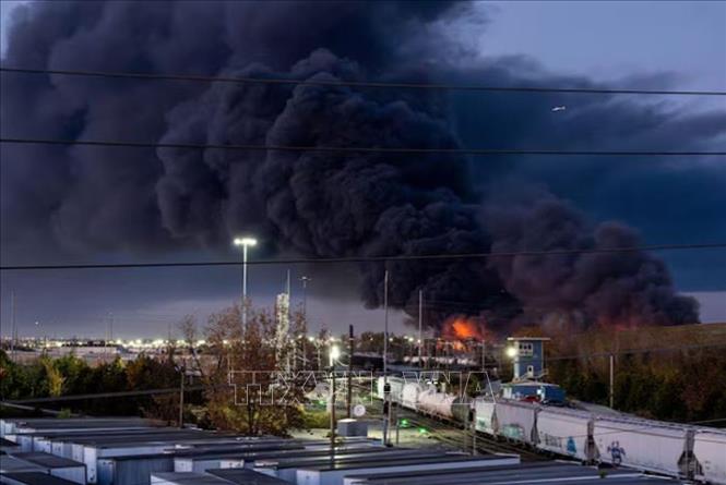 Khói bốc lên từ hiện trường vụ rơi máy bay của hãng vận chuyển UPS tại Louisville, Kentucky, Mỹ, ngày 4/11/2025. Ảnh: REUTERS/TTXVN