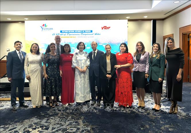 Các đại biểu tham dự sự kiện chụp ảnh lưu niệm. Ảnh: Ngọc Quang - PV TTXVN tại Mỹ.