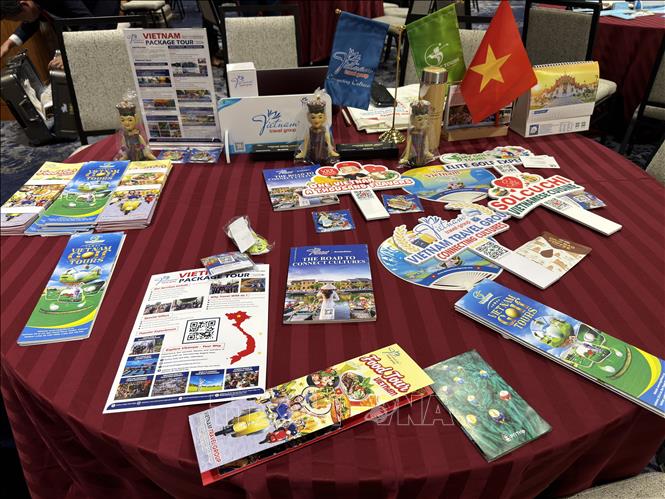 Tài liệu quảng bá du lịch Việt Nam. Ảnh: Ngọc Quang - PV TTXVN tại Mỹ.