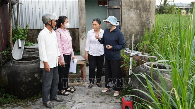 Ngành y tế tỉnh Đồng Tháp tuyên truyền phòng, chống sốt xuất huyết tại hộ gia đình. Ảnh: Công Trí-TTXVN