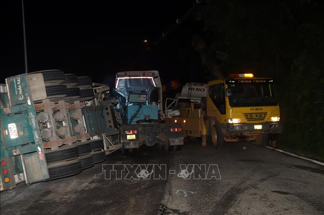 Xe container mang biển kiểm soát 50H - 455.80 bị lật ngiêng sau vụ tai nạn. Ảnh: TTXVN phát