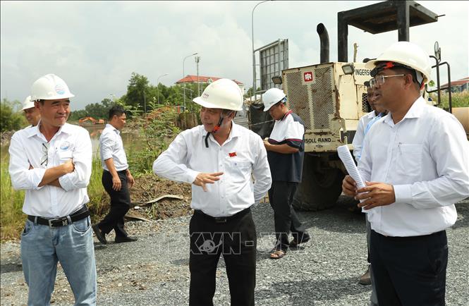 Kiểm tra Dự án xây dựng Khu công nghệ số tỉnh Hậu Giang. Ảnh: Duy Khương – TTXVN