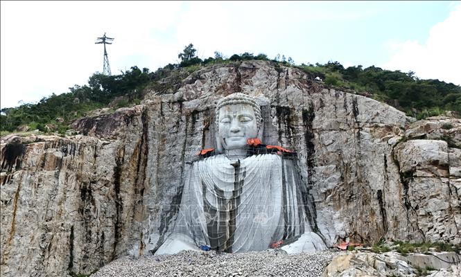 Cận cảnh phần thân trên tượng Phật đã được điêu khắc hoàn thiện. Ảnh: Thanh Sang-TTXVN