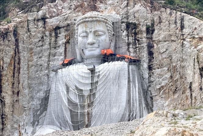 Công trình tượng Phật 81m trên núi Sam sau khi hoàn thành được kỳ vọng trở thành điểm nhấn văn hóa, du lịch, tâm linh mới của miền Tây. Ảnh: Thanh Sang-TTXVN