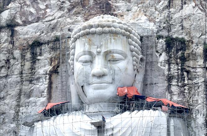 Hệ thống giàn giáo được dựng cao hàng chục mét phục vụ điêu khắc tượng. Ảnh: Thanh Sang-TTXVN