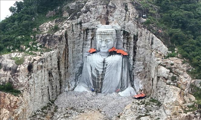 Tượng Phật Thích Ca ngồi thiền cao 81m được khắc vào vách núi Sam, phường Vĩnh Tế, tỉnh An Giang. Ảnh: Thanh Sang-TTXVN