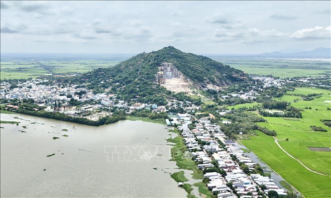 Toàn cảnh công trình tượng Phật Thích Ca ngồi thiền được khắc vào vách núi Sam nhìn từ kênh Vĩnh Tế, phường Vĩnh Tế, tỉnh An Giang. Ảnh: Thanh Sang-TTXVN