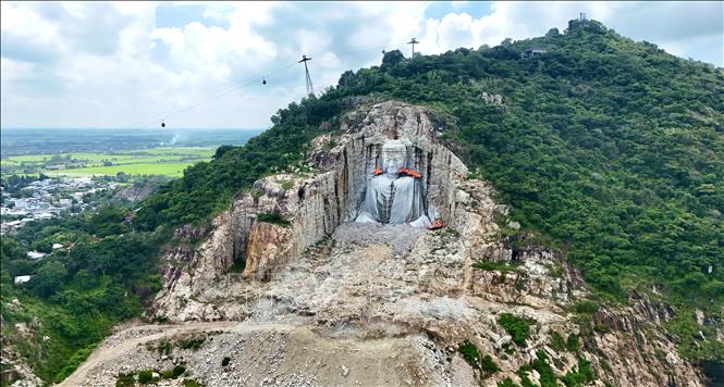 Giữa non thiêng núi Sam, hình tượng Đức Phật Thích Ca hiện lên, soi sáng lòng người hướng thiện. Ảnh: Thanh Sang-TTXVN