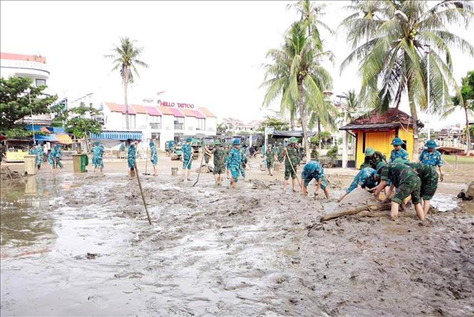 Lực lượng quân đội tham gia làm sạch môi trường phố cổ Hội An sau lũ. Ảnh: Trần Tĩnh -TTXVN
