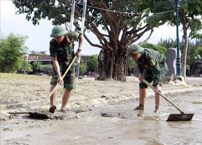 Lực lượng quân đội tham gia làm sạch môi trường phố cổ Hội An sau lũ. Ảnh: Trần Tĩnh -TTXVN