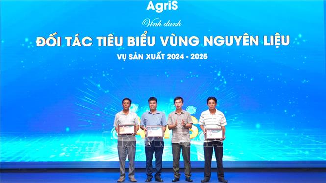 TTC AgriS vinh danh các cá nhân có vai trò quan trọng trong phát triển vùng trồng mía nguyên liệu. Ảnh: Minh Phú - TTXVN